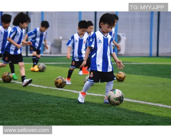 足球明星亲自指导小孩训练技巧精彩视频分享让孩子们爱上足球的秘诀